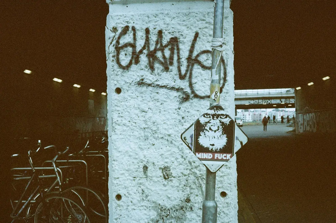 En del av en betongvägg täckt av graffiti.
