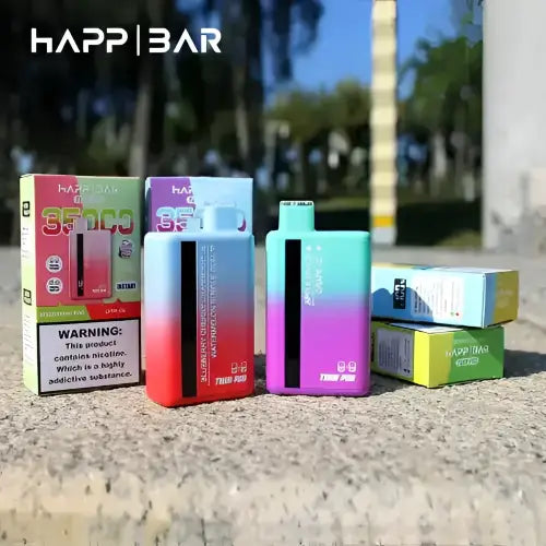 Två färgglada, rektangulära vape-enheter och deras förpackningar.