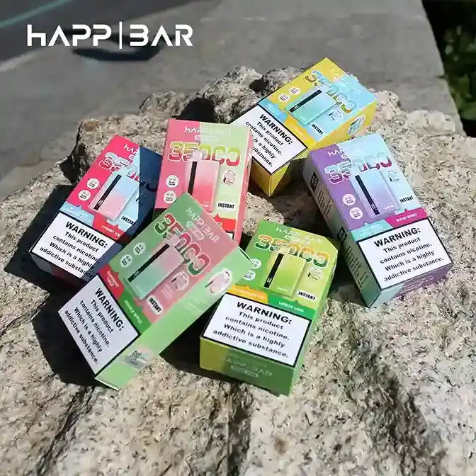 En samling av färgglada vape-boxar, var och en innehållande en engångsvape-enhet.