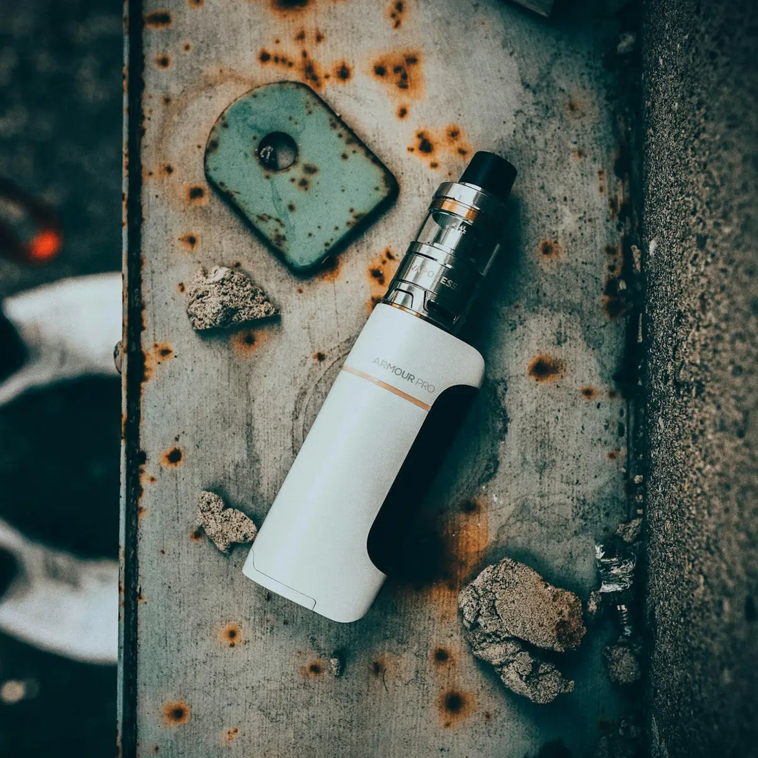En elegant, vit och silverfärgad vape-mod med ett svart munstycke.