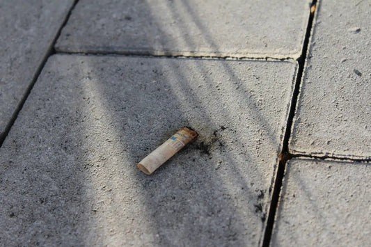 En använd, ljus cigarettfimp med ett fläckigt filter.