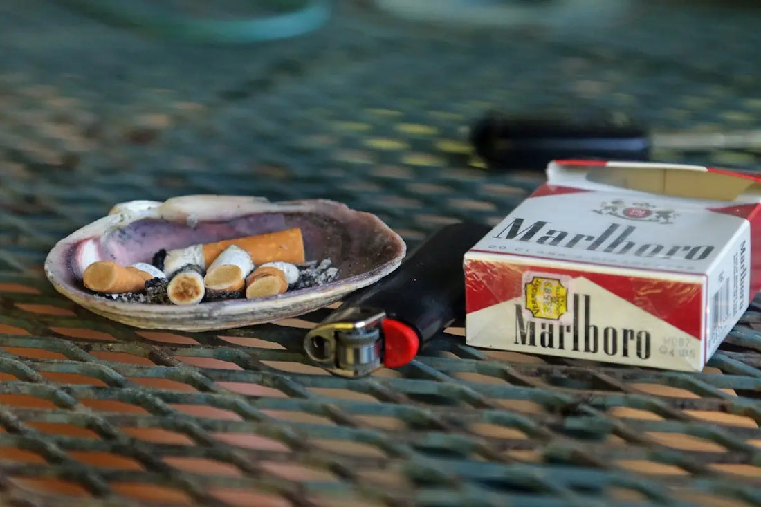 Ett paket Marlboro-cigaretter och en tändare.