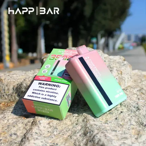 En rosa och grön gradient vape-enhet med sin matchande låda.