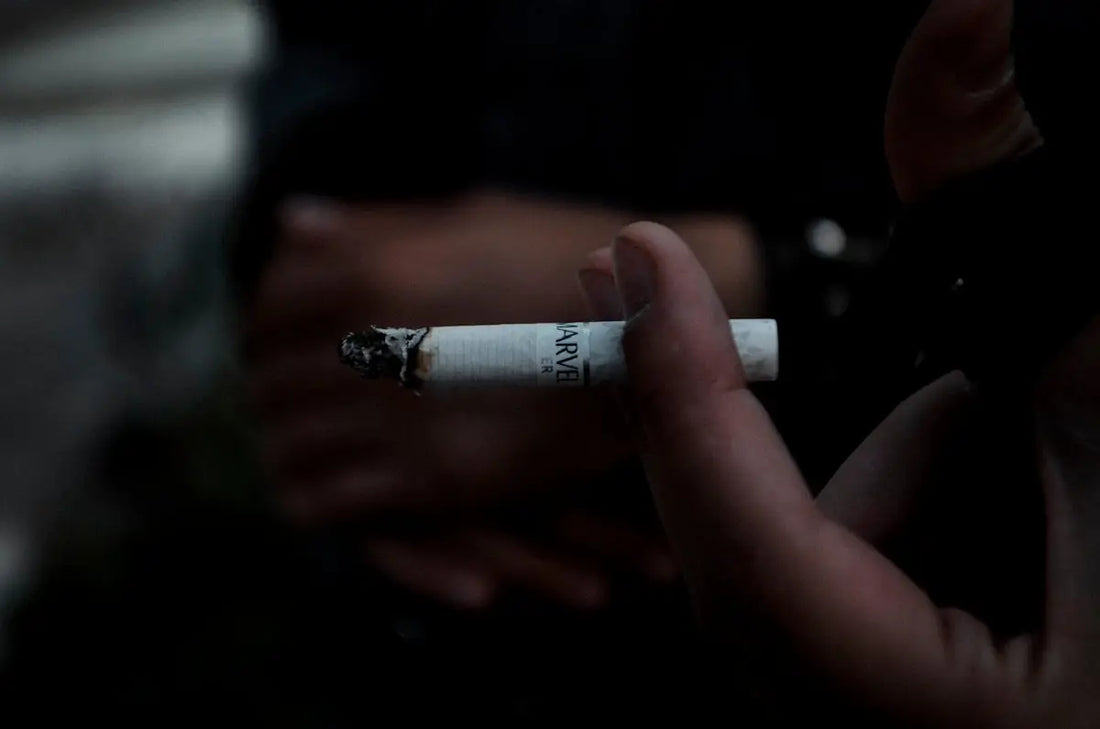 Vit cigarett med dödskalle-design