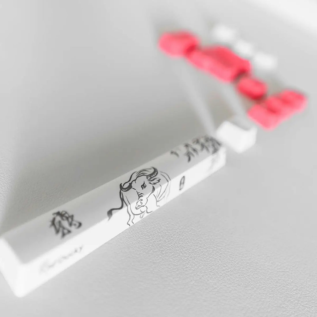 Vit rektangulär låda med tjurdesign och japanska tecken, troligen för rökelsepinnar.