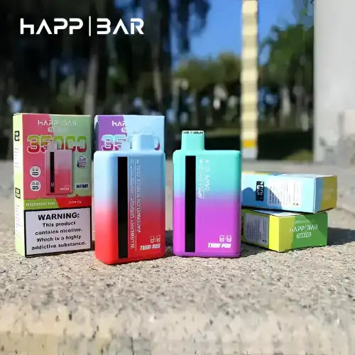 Två färgglada, rektangulära vape-enheter och deras förpackningar.